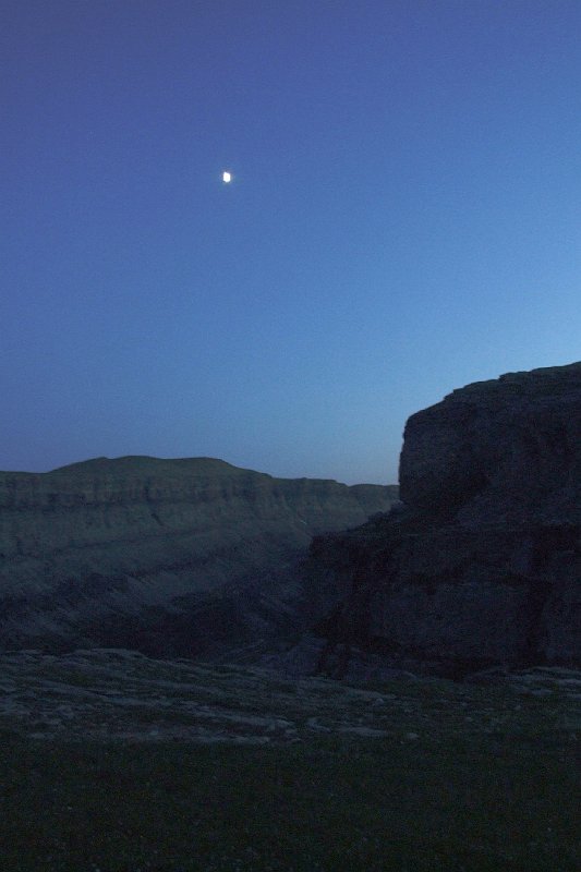 2008-07-10,22-05-39,canyon d'Ordesa by night.jpg